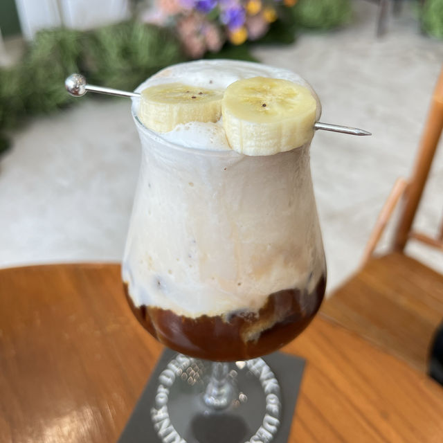 THREE DOLLARS Flowers & Cafe คาเฟ่สายหวาน
