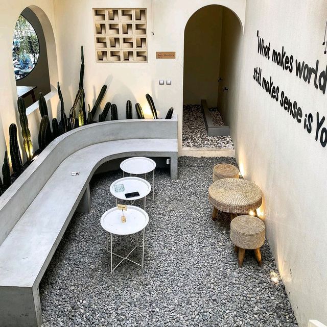 COFFITH COFFEE KITCHEN | WITH A COMFORTABLE INDOOR AREA & THE OUTDOOR SIDE IS COZY