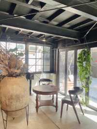 【新大久保】アンティーク家具で居心地のいい広々としたカフェ。