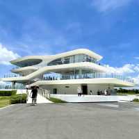 深圳雲海廣場-建築時尚獨特，半山的巨型遊艇