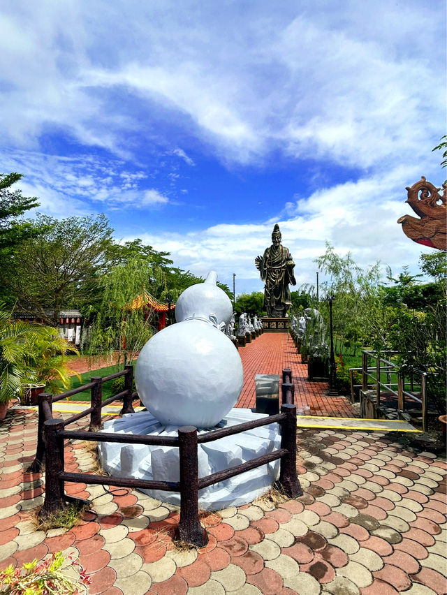 Stunning Tian Pao Kong Chinese Temple in Yong Peng