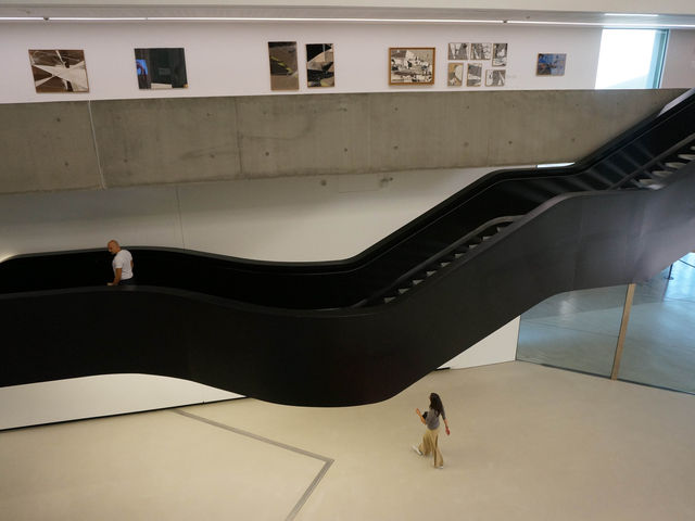【イタリア・ローマ】黒い階段に導かれて巡るローマ・イタリア初の国立現代美術館MAXXI
