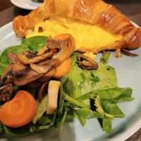  A Breakfast in Paris