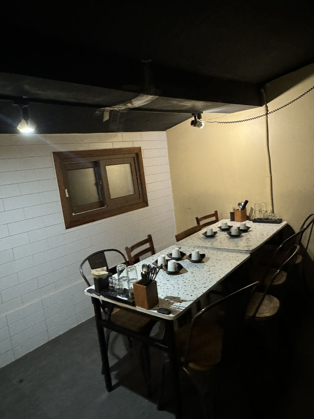신선한 연어와육회 !! 감각적인 인테리어
