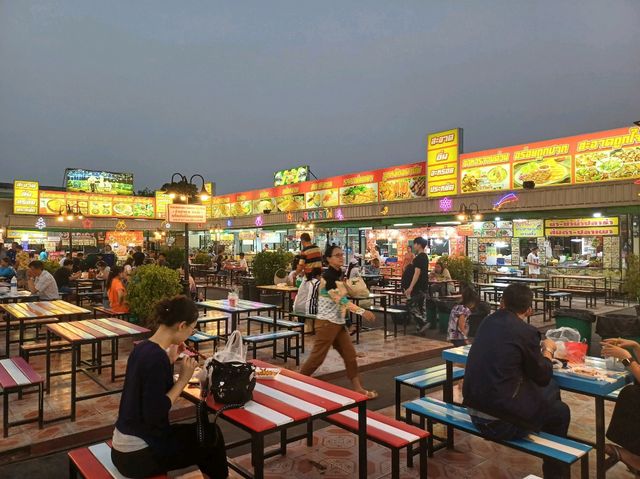 泰國烏隆他尼火車夜市，本地人優質夜市，變形金剛大模型可以打卡拍照📸，值得一去