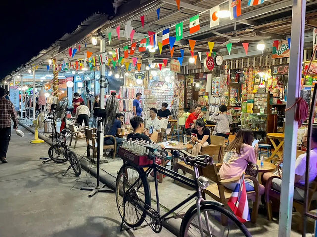“ตลาดนัดรถไฟศรีนครินทร์” ตลาดวินเทจกลางคืน