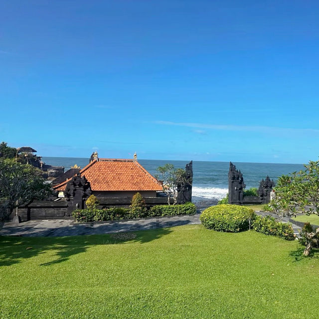 Ocean’s Embrace: A Visit to Bali’s Iconic Tanah Lot Temple 