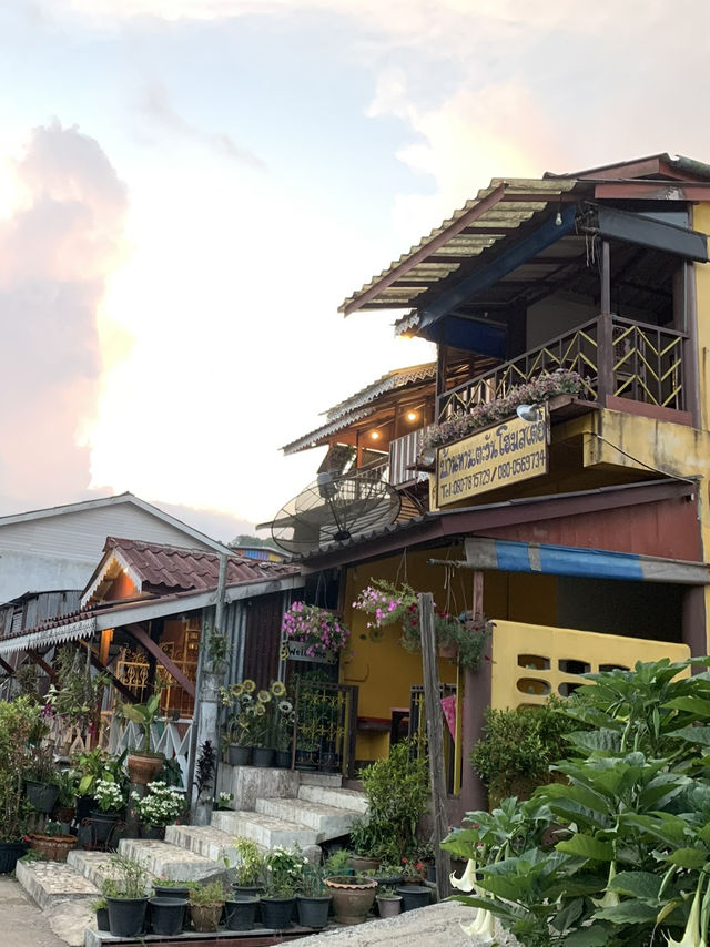 หมู่บ้านที่มีหมอกแทบจะทั้งปี หมู่บ้านอีต่องปิล็อก