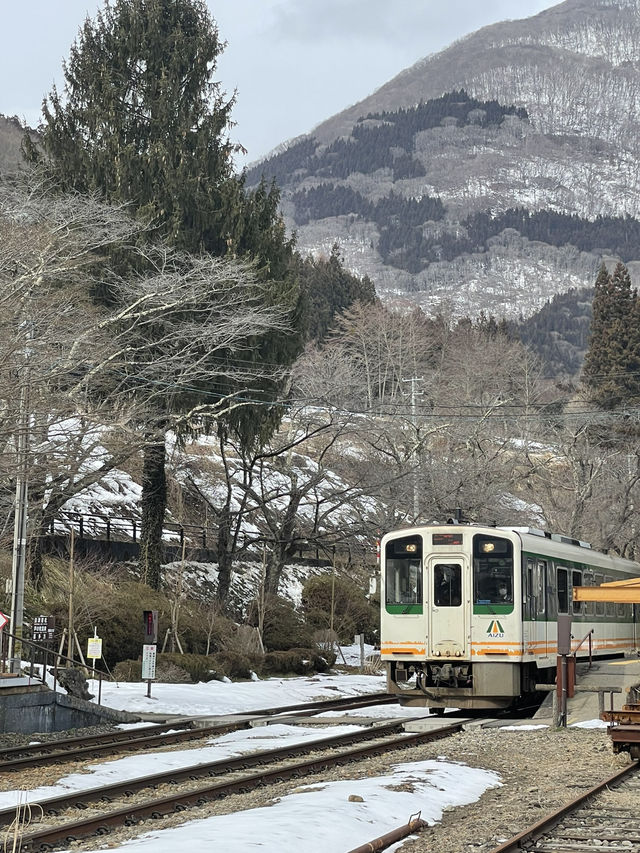 【福島×冬の旅】茅葺き屋根の駅舎 待合室には囲炉裏も・・