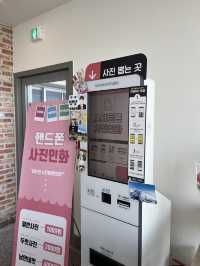 창문 넘어 탁 트인 바다뷰를 볼 수 있는 경주 오션뷰 카페