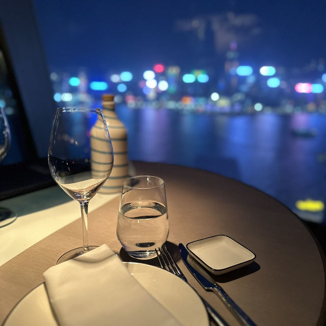 頂樓落地大玻璃．嘆180°維港夜景