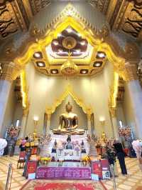 Visiting the Golden Buddha at Wat Traimit