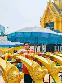 วัดจันทร์ตะวันตก สีเหลืองทองอร่าม งามตระการตา