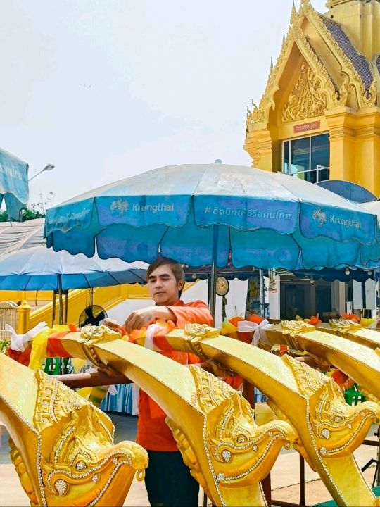 วัดจันทร์ตะวันตก สีเหลืองทองอร่าม งามตระการตา