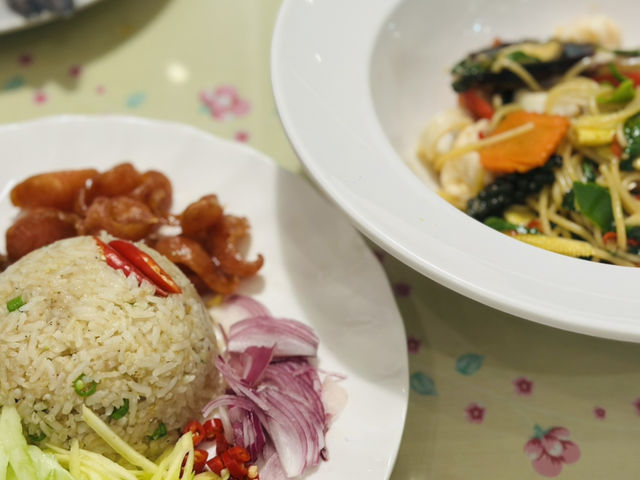 ดาหลา คาเฟ่ แอนด์ รีสอร์ท – คาเฟ่กลางสวนยาง 