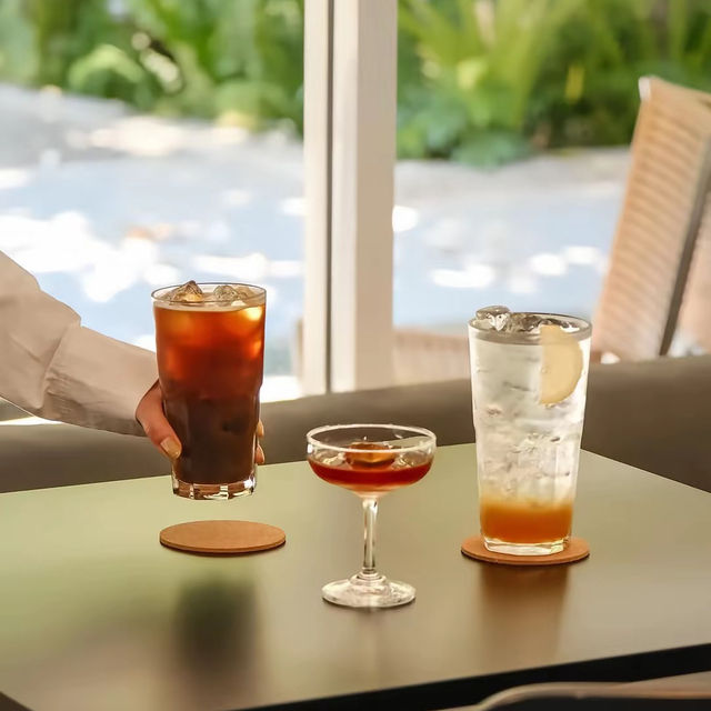 F.l.X Neilson Hays คาเฟ่ที่ผสมรวมกับสมุด