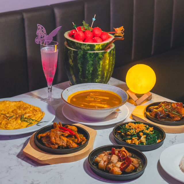 สุนทรีไปกับแสงสี Ratri Hotel Phuket Old Town