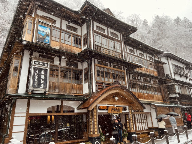 去到阿信的故鄉山形縣「銀山溫泉」擁有超過500年歷史以上的溫泉區。 走進《千與千尋》湯屋！超夢幻「雪景溫泉街」♨️ 「銀山溫泉」的日與夜景色，古色古香的溫泉老街，彷彿穿越時空回到了大正時