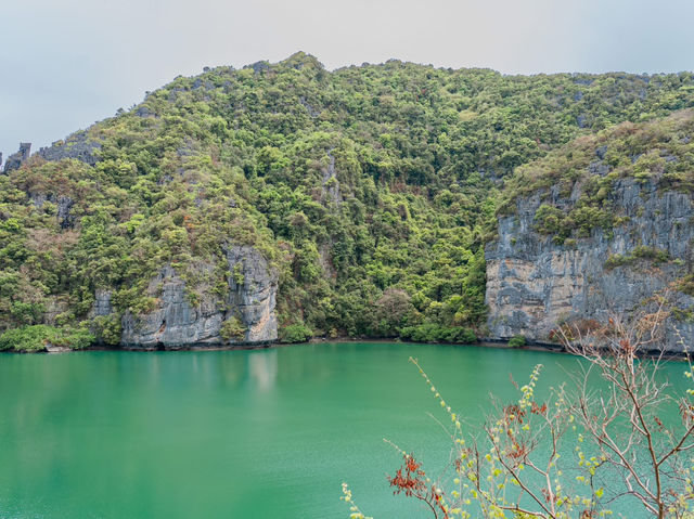 ผาจันทร์จรัส หมู่เกาะอ่างทอง 🏝️🌊