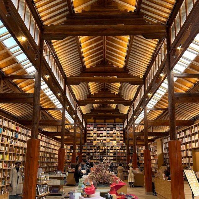 雲南 | 先鋒沙溪白族書局，舊糧倉改建的文青書店