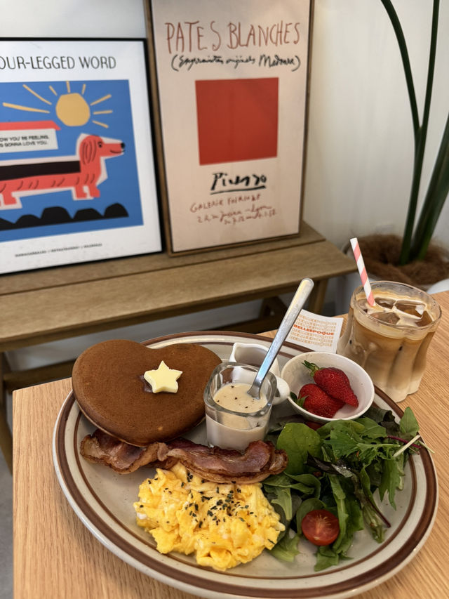 可愛すぎる！ハートのパンケーキ♡