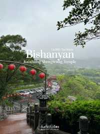 ไหว้พระในวันที่ฝนพรำ บรรยากาศสงบอย่างบอกไม่ถูก