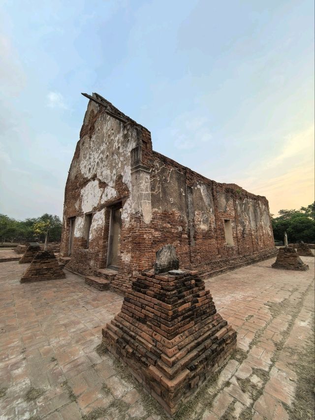 เงาสะท้อนอดีตยามเย็น ณ วัดวรเชษฐ์ อยุธยา
