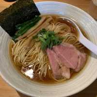 透きとおるスープがたまらなく美しい😍✨ あの食べログ百名店5年連続受賞のラーメン屋さん🍜 