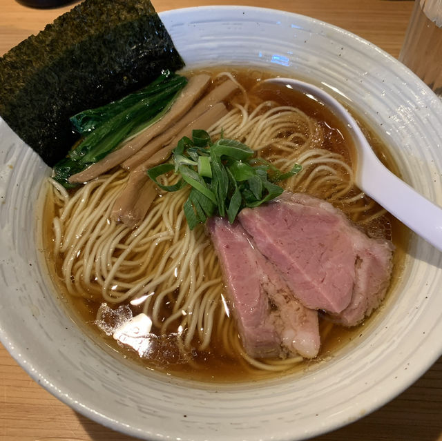 透きとおるスープがたまらなく美しい😍✨ あの食べログ百名店5年連続受賞のラーメン屋さん🍜 