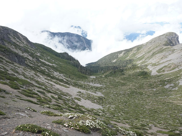 雪山主東峰下翠池