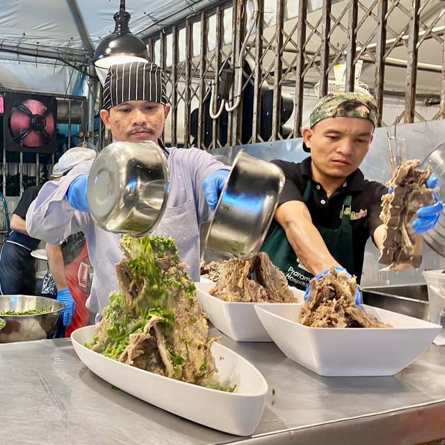 曼谷夜市人氣第一必吃美食：火山排骨