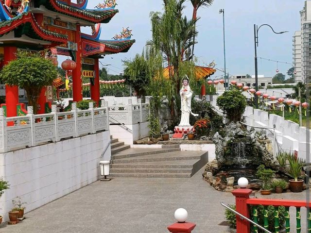 Wan Loong Chinese Temple (Yun Loon Temple)