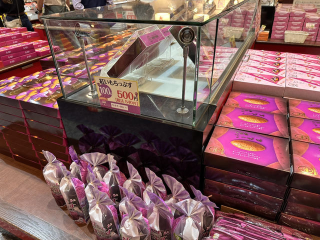💥「紅芋巨塔降臨！國際通御菓子御殿最大旗艦店全攻略」