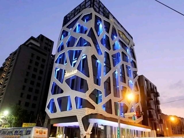住進一棵會呼吸的白色大樹！自然系設計旅店