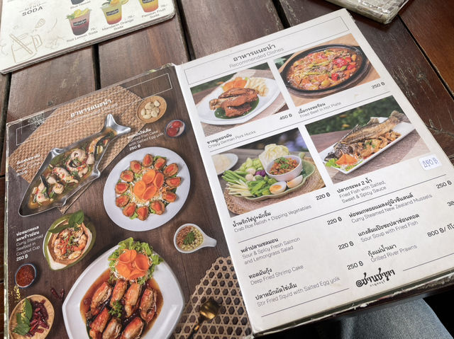 ร้านอาหาร@ชานชาลา กาญจนบุรี บรรยากาศร่มรื่นมาก
