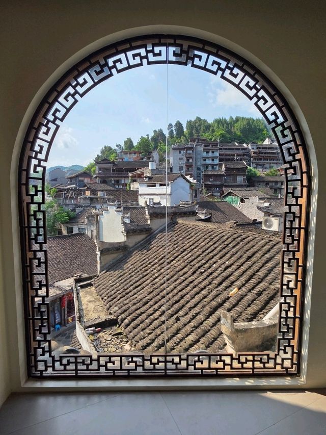 What's Furong Town like before night fall?