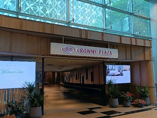 Transit in Style – My Airport Stay at Crowne Plaza Changi Singapore