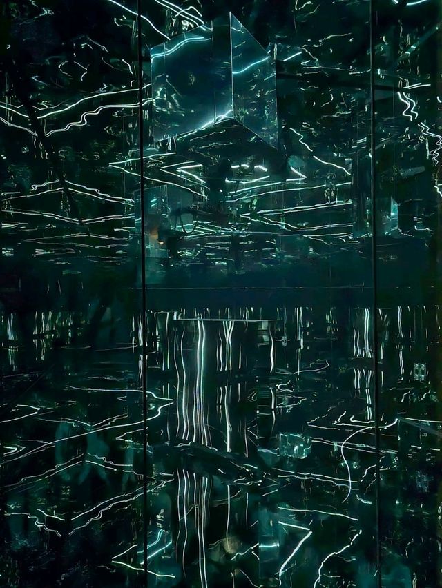 鏡面が揺れる未来建築。リアルと仮想が交錯する null² の世界🌐🪞