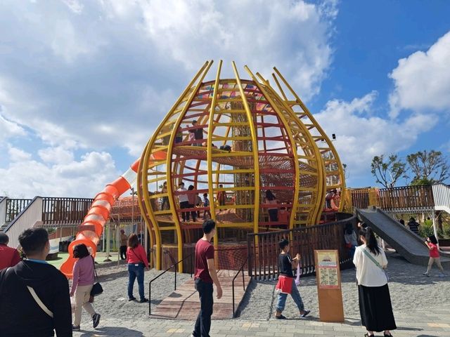 位於屏東車城的共融公園,是一個結合遊戲、運動與休憩的親子天堂。 位於屏東車城的共融公園,是一個結合遊戲、運動與休憩的親子天堂。