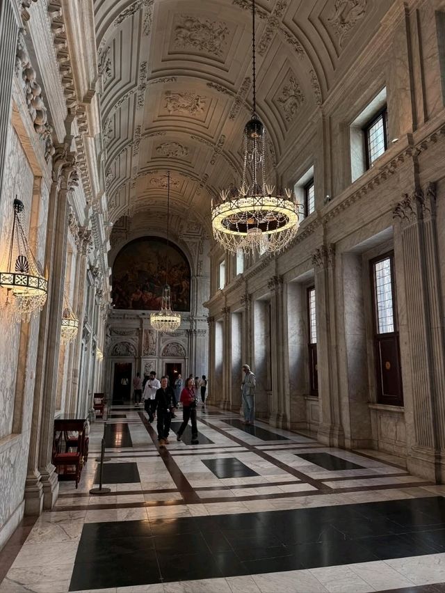 A Regal Encounter at the Royal Palace of Amsterdam A Regal Encounter at the Royal Palace of Amsterdam