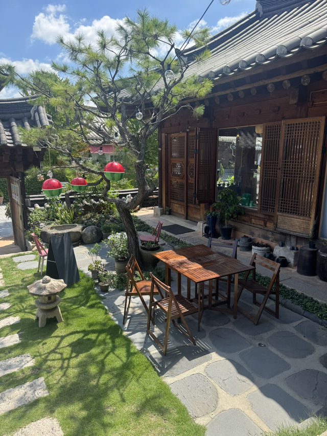 🌿 전주 한옥마을에서 만난 감성 카페 [일삼이이] ✨ 오미자커피
