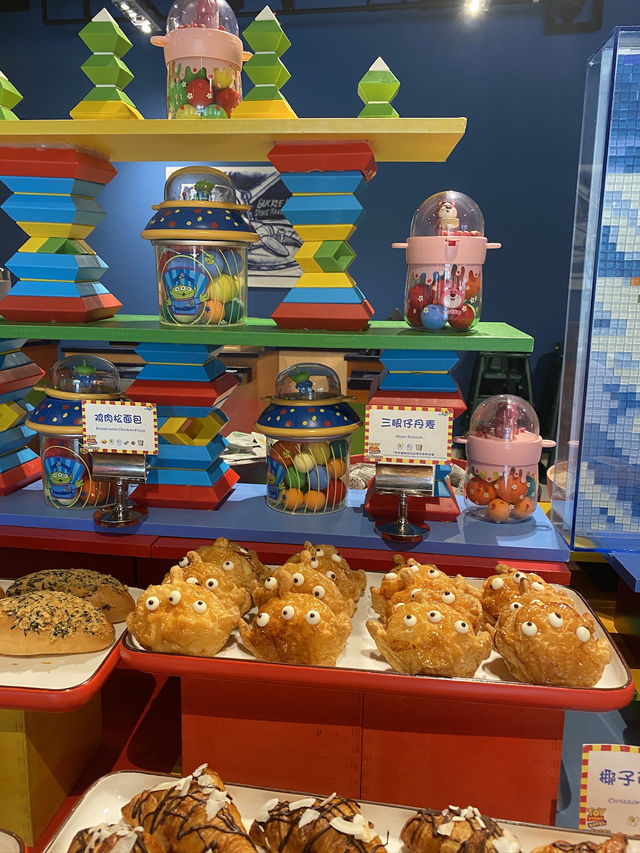 Toy Story Hotel เติมเต็มความฝันวัยเด็ก :)