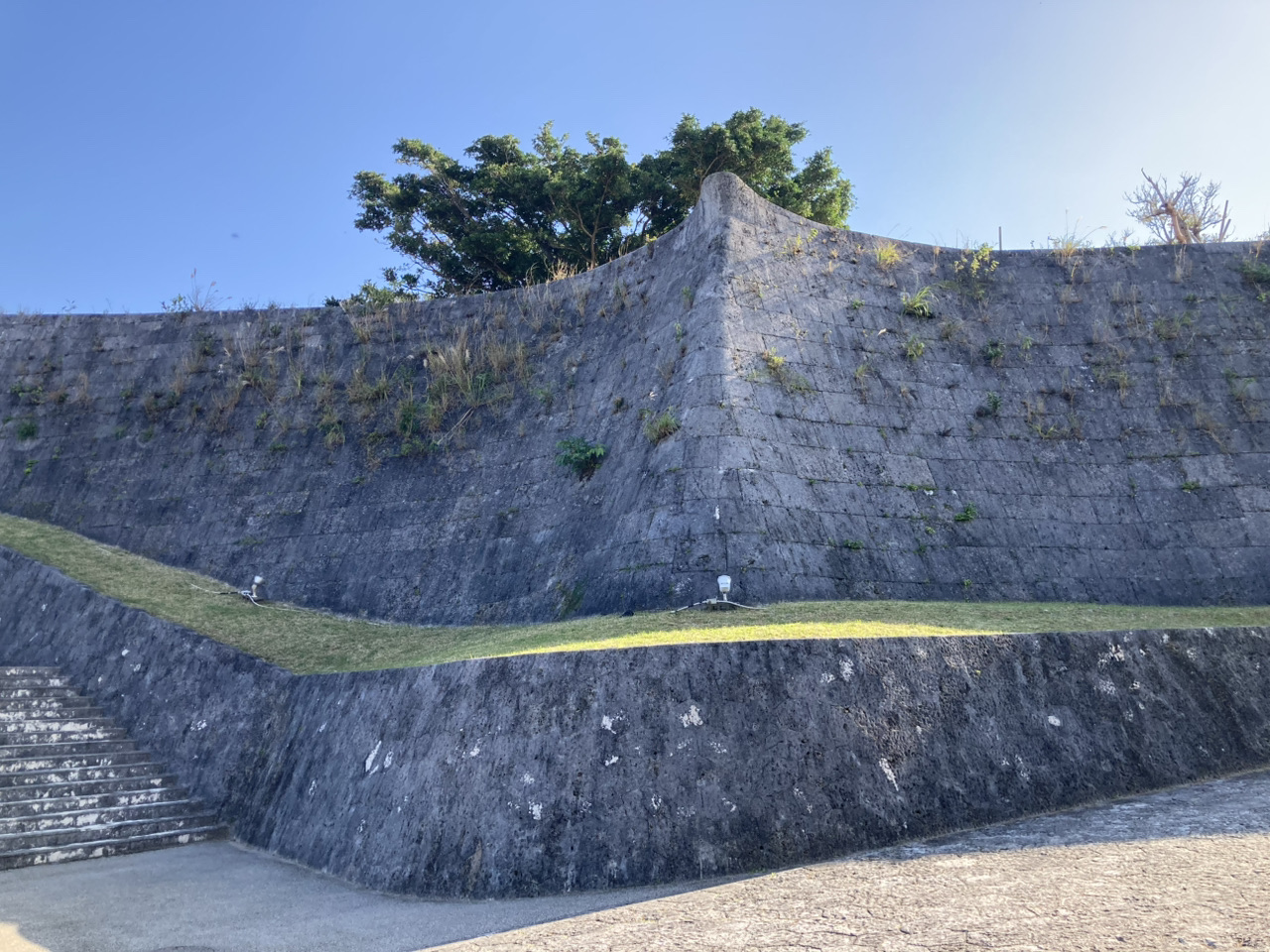 第一次來到沖繩，感覺相當奇妙，這個城市從歷史到繁忙的都市應有盡有，少不了當地美食及傳統文化，首領城必倒的地方之一，融洽大自然以及建築在一體的這個地方，相信是繁忙香港人可以放下日常生活的點滴，還有美麗的岩洞探索一下大自然的奇妙之處，還吃了一杯當地芒果雪糕，喜歡他們的海灘，因為日落的美景令我好像沉醉在電影的橋段中，彷彿所有煩惱都可以暫時放下。不如下次一起來探索這個城市有沒有你的故事！當地交通尚算方便，只要你乘坐巴士或鐵路都可以到達各旅遊景點。