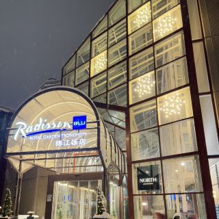 밤에 현대식 건물을 체크인하는 새로운 경험🌃