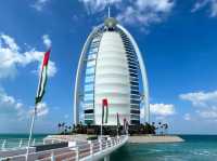 🌟 Famous For: Luxurious 7-star hotel ⭐⭐⭐⭐⭐⭐⭐, sail-shaped 