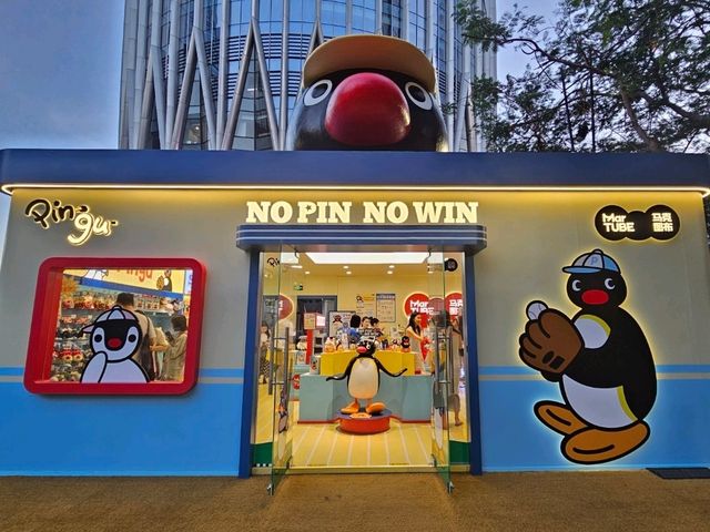 商店門口最萌企鵝拍照位