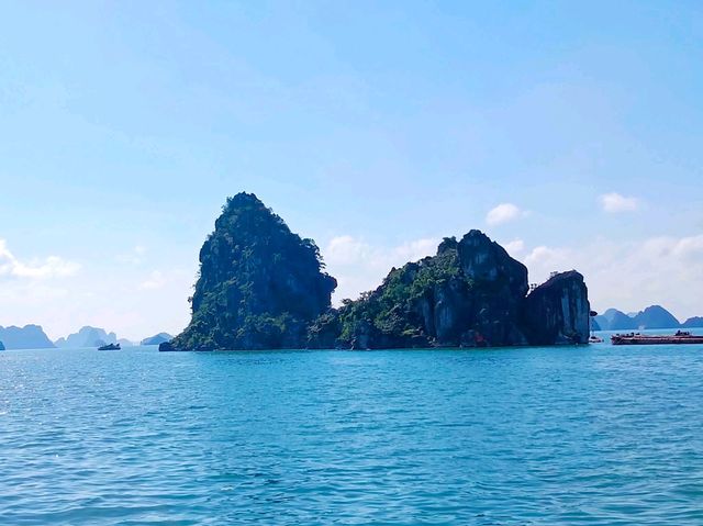 อ่าวฮาลอง (Ha Long Bay) อ่าวฮาลอง (Ha Long Bay)