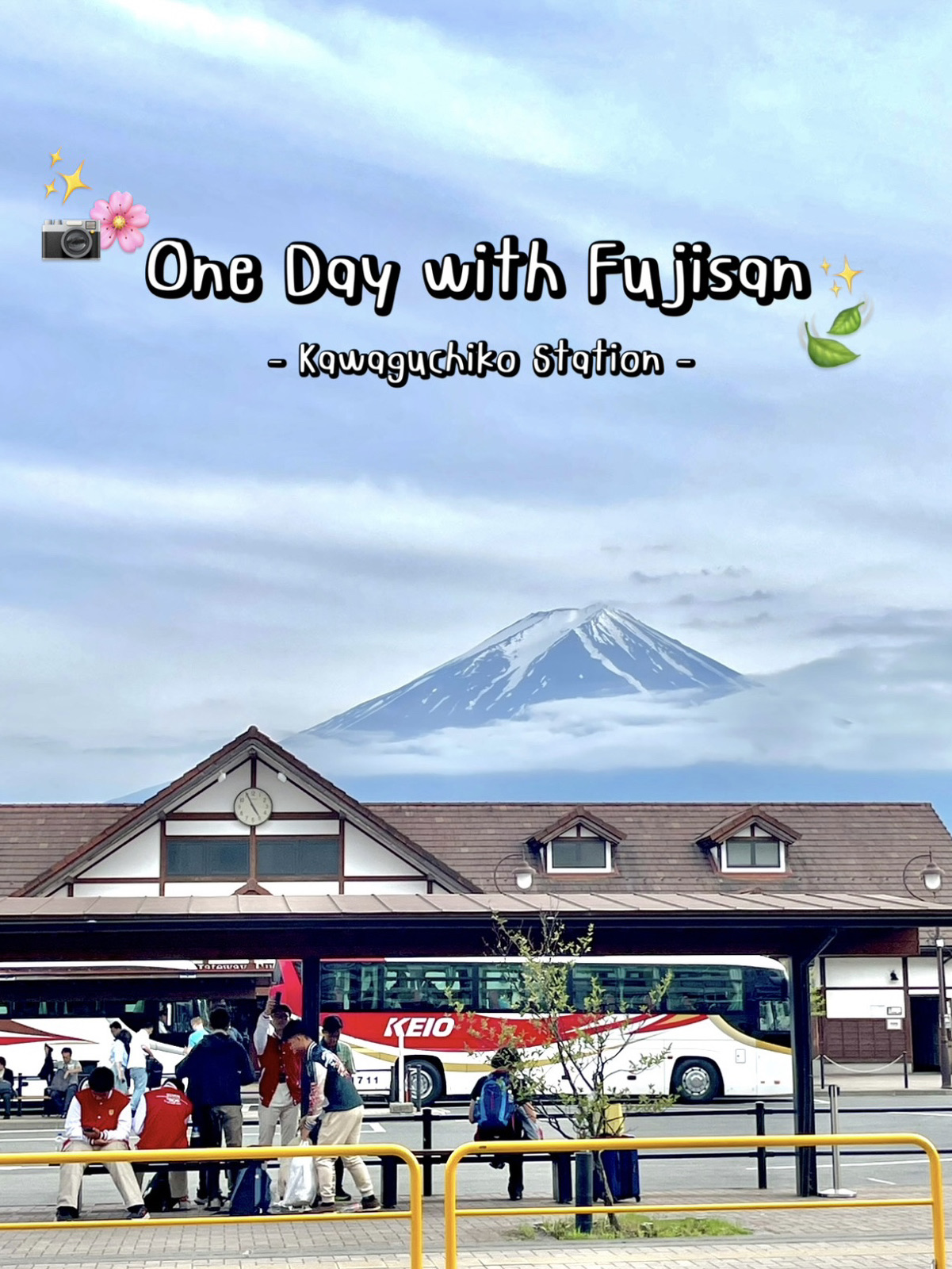 這次旅行的重點是看富士山，所以我們決定花一整天的時間自駕遊覽河口湖及其周邊地區。 🍃

🌟我們先輕鬆地在便利商店買了點東西，然後前往忠實塔欣賞富士山的景色。之後，我們在三、六園品嚐了日式料理和當地的特色美食。接著，我們漫步於忍野八海（純淨水之鄉）。之後，我們驅車前往山中湖，停下來與白天鵝合影。最後，我們來到大石公園，這是一個可以欣賞富士山美景的花園，為一天的行程畫下了圓滿的句點。 🌸

如果你也打算來這附近旅行，不妨試試這條路線！ 💕 #traveljapan #mtf #kawaguchiko