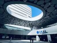 雲朵造型的高雄車站