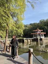 山丘環抱下的寧靜寺廟  